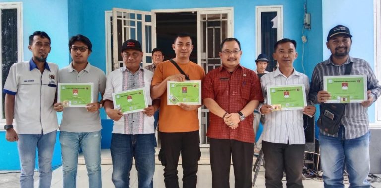 Dinas Kominfo Asahan Serahkan Sertifikat Kompetensi Kepada 32 Wartawan Dinas Kominfo Asahan Serahkan Sertifikat Kompetensi Kepada 32 Wartawan