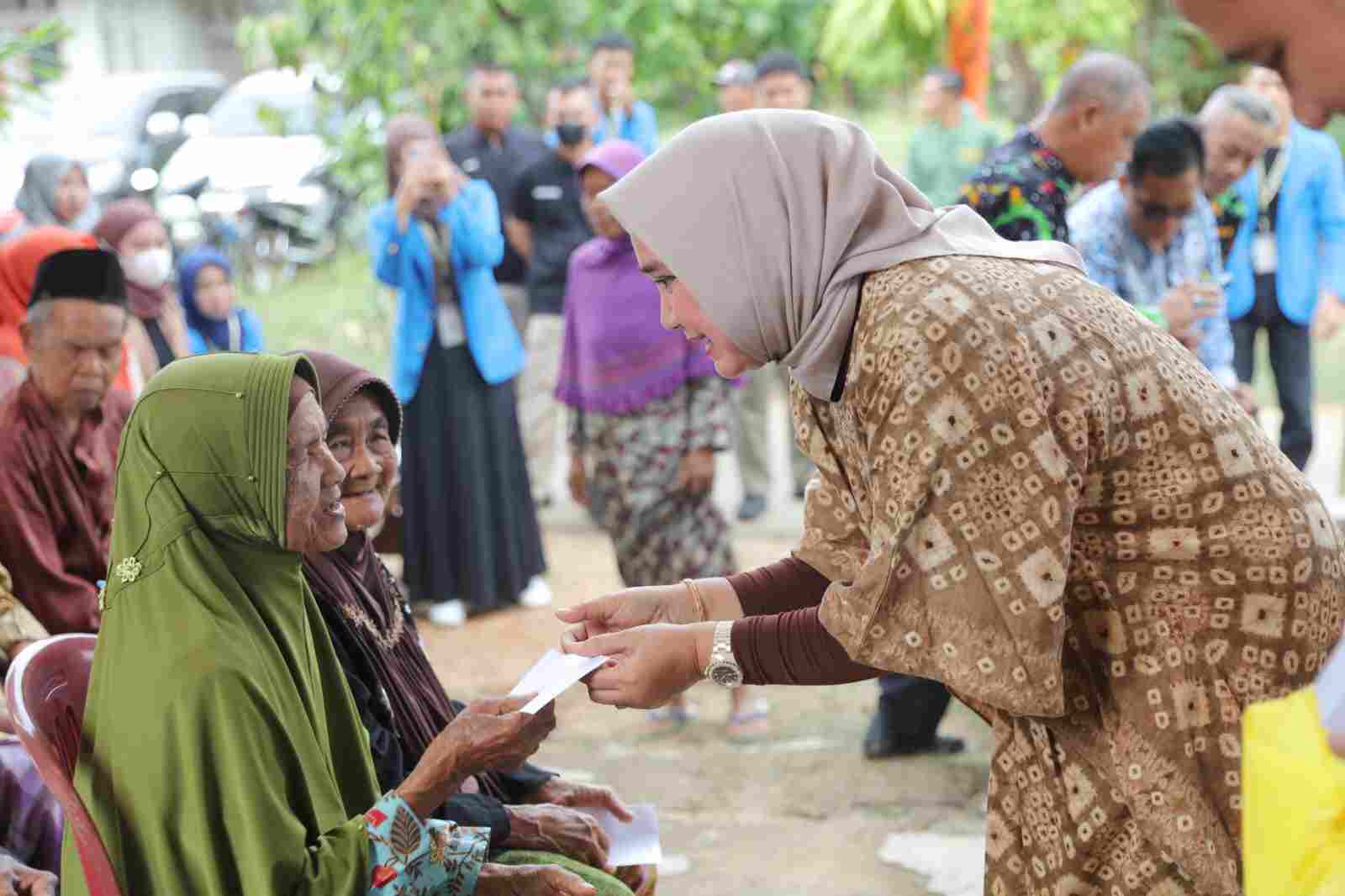 Hari Lanjut Usia Nasional, Ketua LKKS Ibu Riana Sari Bagikan Sembako di Tegineneng Hari Lanjut Usia Nasional, Ketua LKKS Ibu Riana Sari Bagikan Sembako di Tegineneng