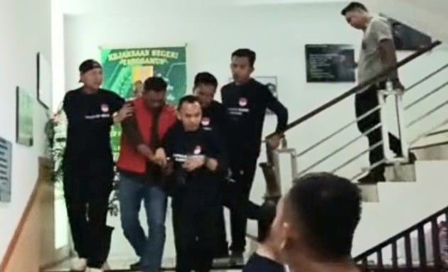 Kado HBA ke-63 Kajari Tanggamus Tahan Tiga Tersangka Kasus Korupsi Kado HBA ke-63 Kajari Tanggamus Tahan Tiga Tersangka Kasus Korupsi