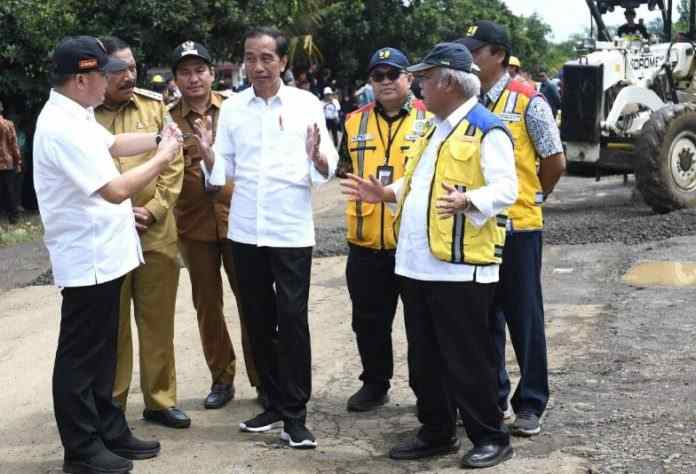 Presiden Jokowi Tinjau Jalan Rusak di Provinsi Bengkulu Capai 90 Persen Presiden Jokowi Tinjau Jalan Rusak di Provinsi Bengkulu Capai 90 Persen