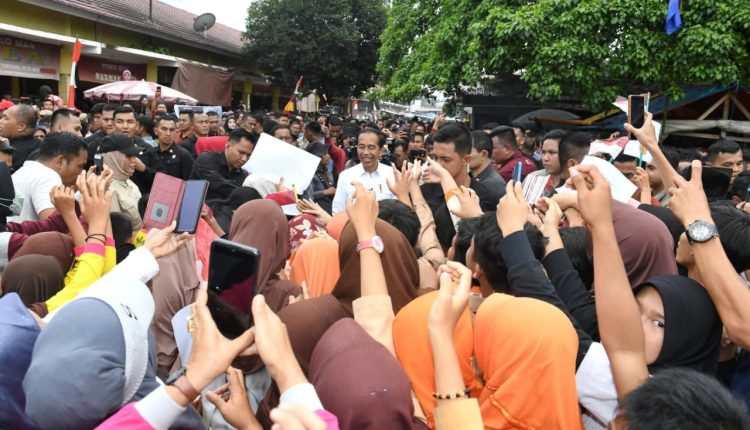 Gubernur Rohidin Dampingi Presiden Jokowi Tinjau Revitalisasi Pasar Purwodadi Gubernur Rohidin Dampingi Presiden Jokowi Tinjau Revitalisasi Pasar Purwodadi