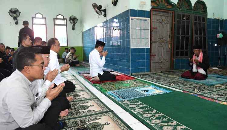 Presiden Jokowi Tunaikan Shalat Jumat di Masjid Al Jihad Tanjung Agung Presiden Jokowi Tunaikan Shalat Jumat di Masjid Al Jihad Tanjung Agung