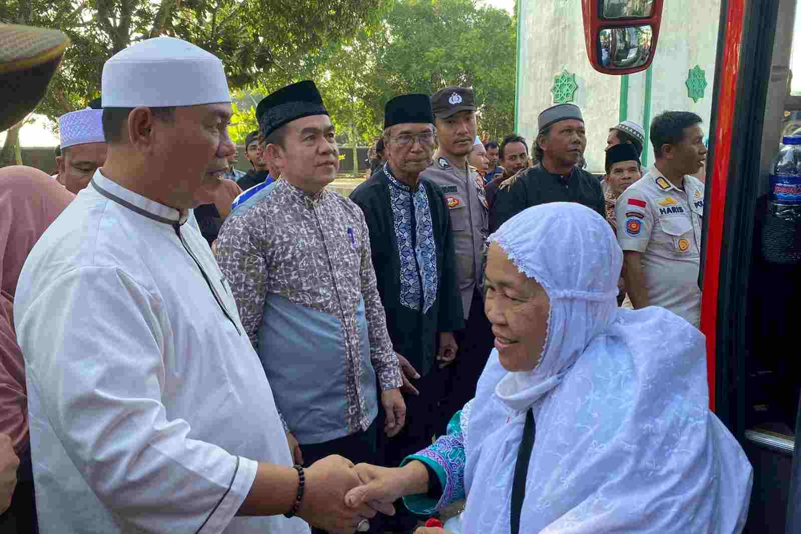 Kedatangan Jemaah Haji Tulang Bawang, Disambut Sekda Tuba Ir Anthoni Kedatangan Jemaah Haji Tulang Bawang, Disambut Sekda Tuba Ir Anthoni