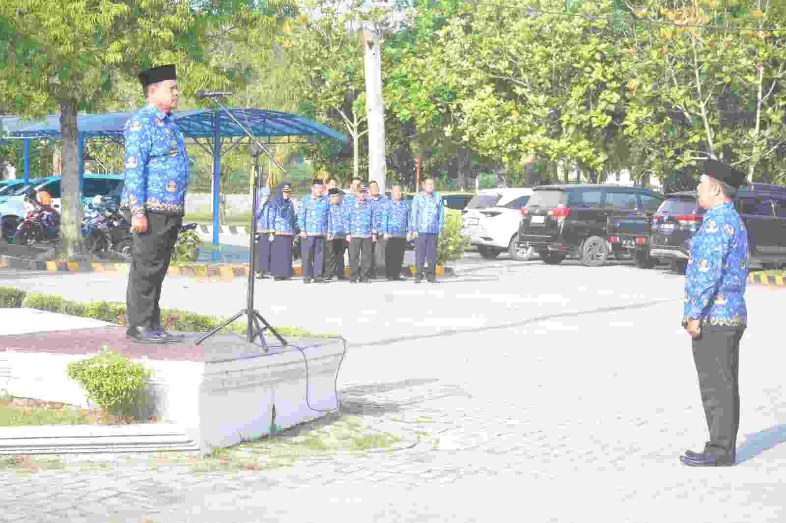 Drs. Eko Dian Susanto, Memimpin Apel Mingguan Dilingkungan Pemkab Lamteng Drs. Eko Dian Susanto, Memimpin Apel Mingguan Dilingkungan Pemkab Lamteng