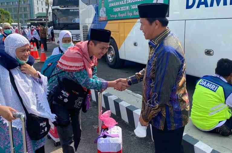 Pj. Bupati Nukman Menyambut Kedatangan Rombongan Jama’ah Haji JKG 47 Asal Lambar Pj. Bupati Nukman Menyambut Kedatangan Rombongan Jama’ah Haji JKG 47 Asal Lambar