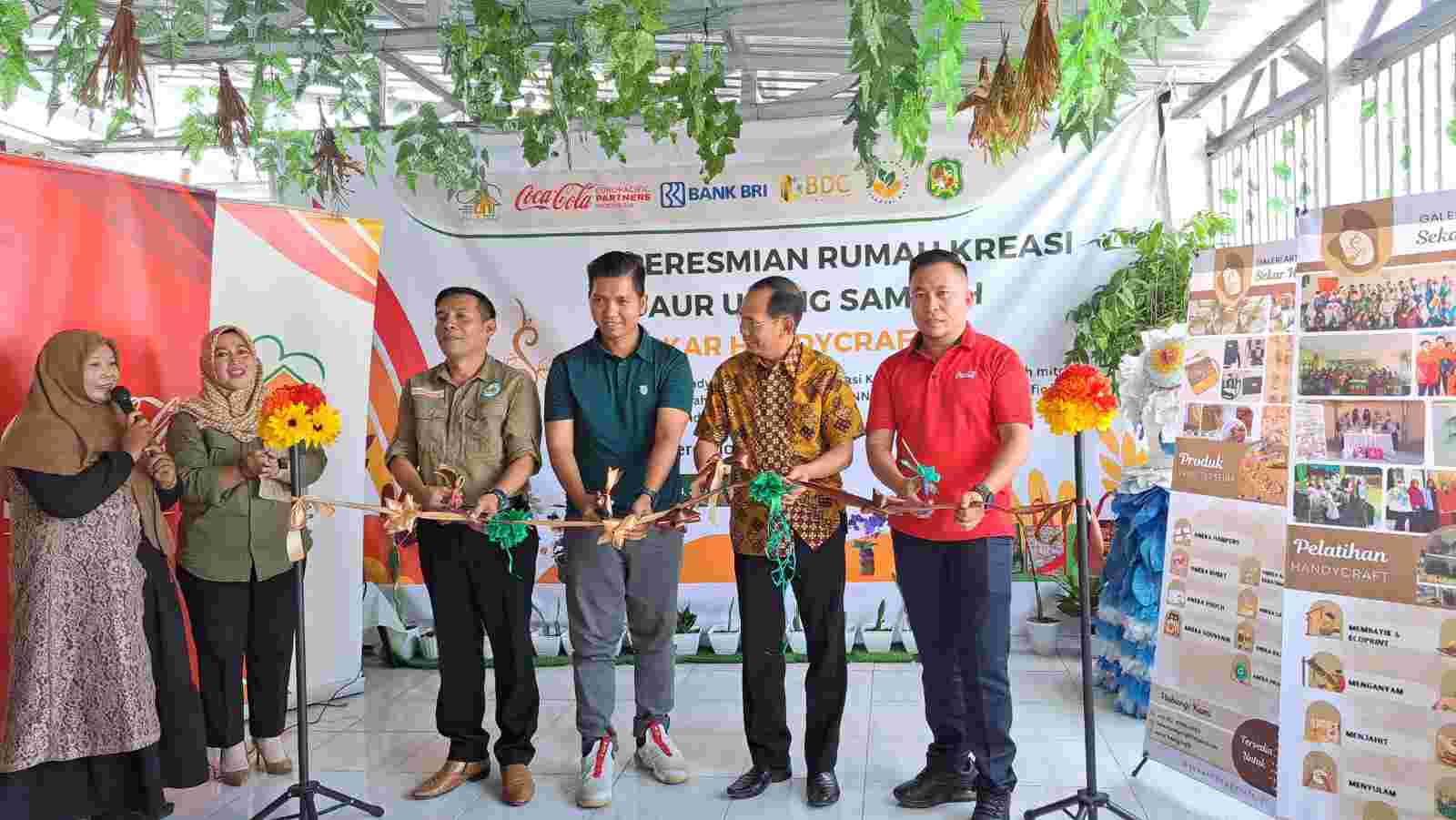 BSI New Normal dan CCEP Indonesia Resmikan Rumah Kreasi Daur Ulang Sampah “Sekar Handycraft” BSI New Normal dan CCEP Indonesia Resmikan Rumah Kreasi Daur Ulang Sampah “Sekar Handycraft”