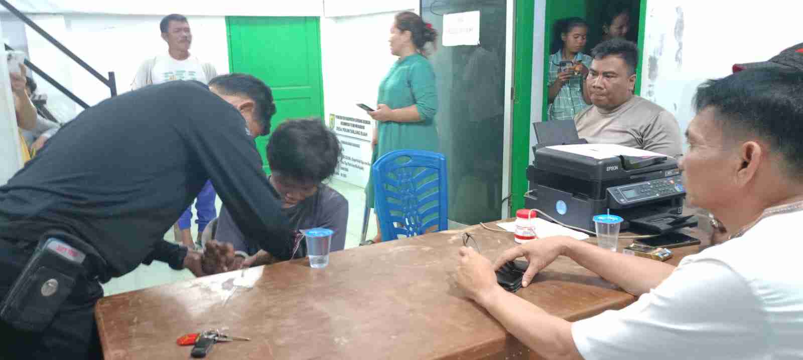 Kerap Meresahkan dan Melakukan Pencurian, Terduga Pelaku W Ditangkap Massa Kerap Meresahkan dan Melakukan Pencurian, Terduga Pelaku W Ditangkap Massa