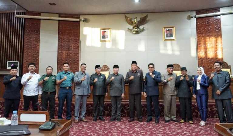 DPRD Provinsi Setujui 4 Raperda Sekaligus Untuk Disahkan Menjadi Perda DPRD Provinsi Setujui 4 Raperda Sekaligus Untuk Disahkan Menjadi Perda