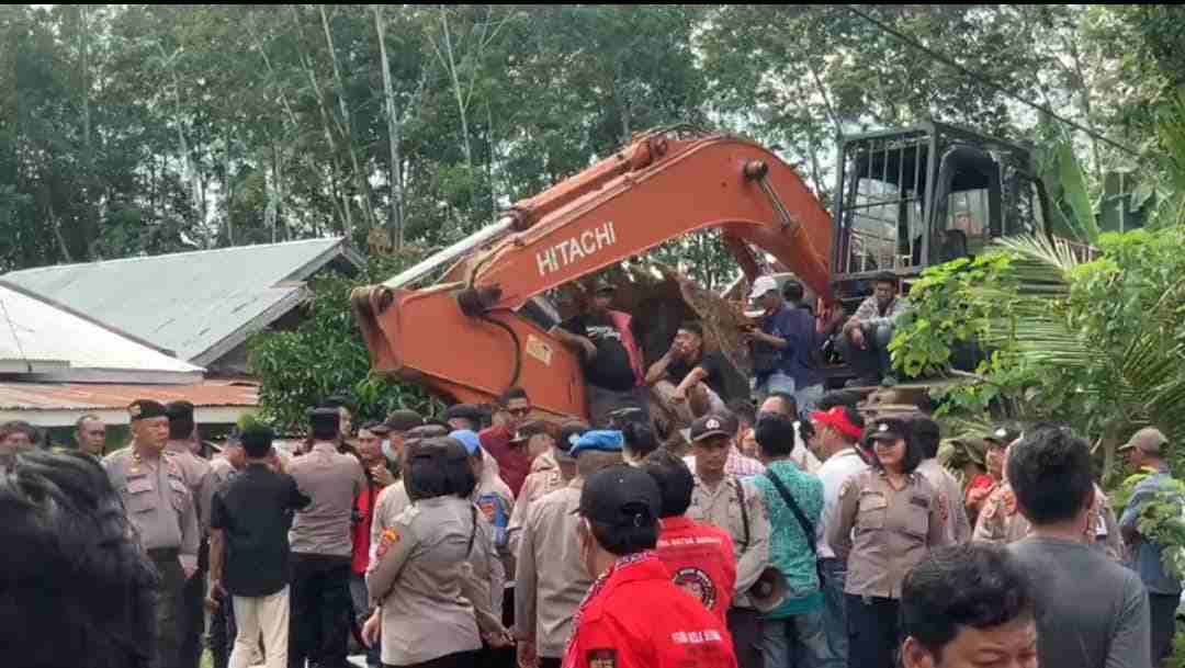 Nyaris Ricuh, PN Sei Rampah Tetap Laksanakan Eksekusi Lahan Nyaris Ricuh, PN Sei Rampah Tetap Laksanakan Eksekusi Lahan