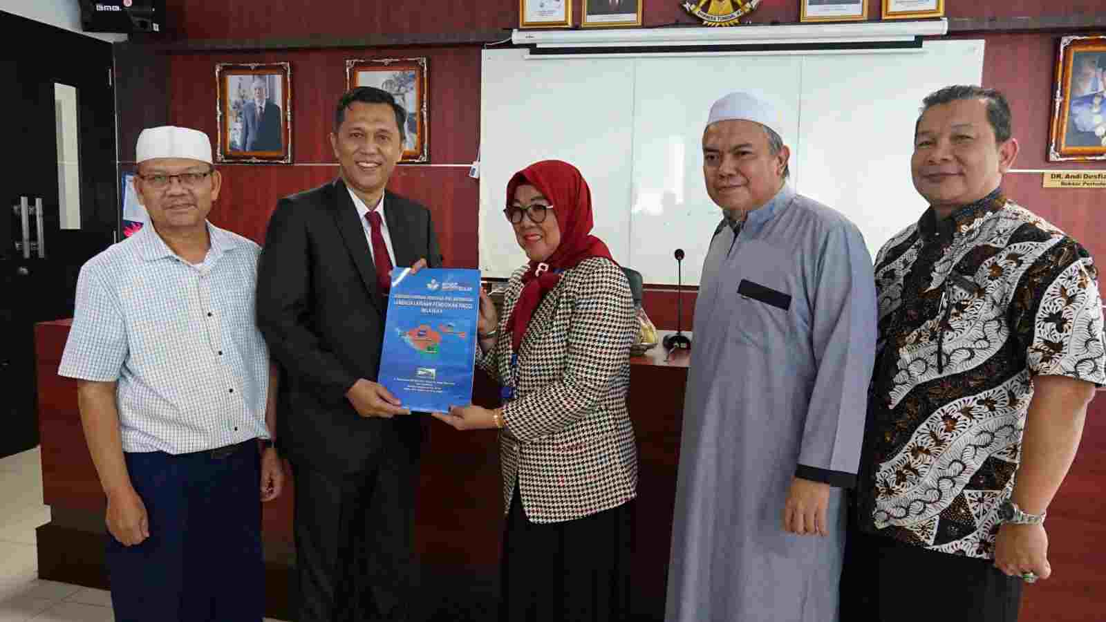 Kepala LLDikti Wilayah II Serahkan SK Lektor Kepala kepada Dua Dosen IIB Darmajaya Kepala LLDikti Wilayah II Serahkan SK Lektor Kepala kepada Dua Dosen IIB Darmajaya