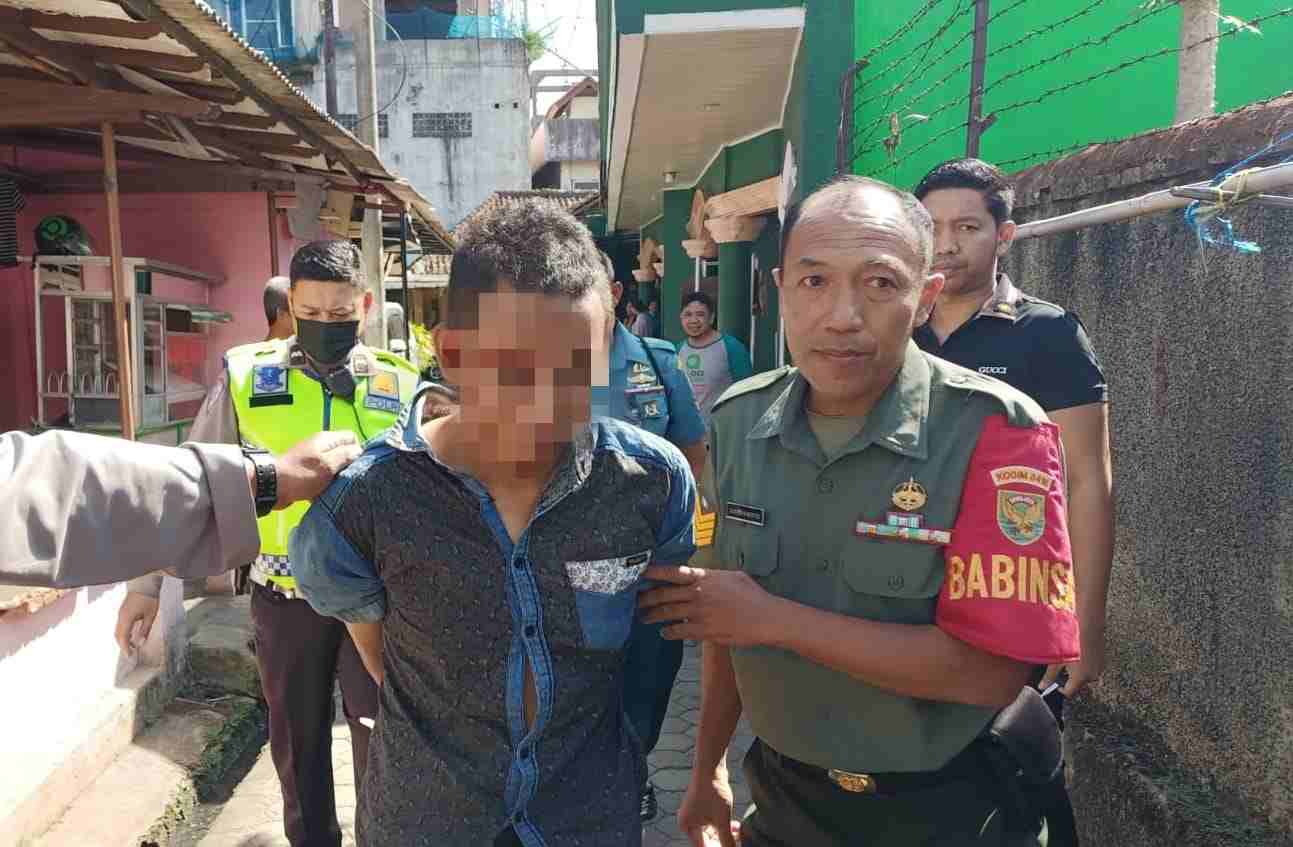 Diduga Maling Kotak Amal, Babinsa Bersama Kepolisian dan Warga Amankan Pelaku Diduga Maling Kotak Amal, Babinsa Bersama Kepolisian dan Warga Amankan Pelaku