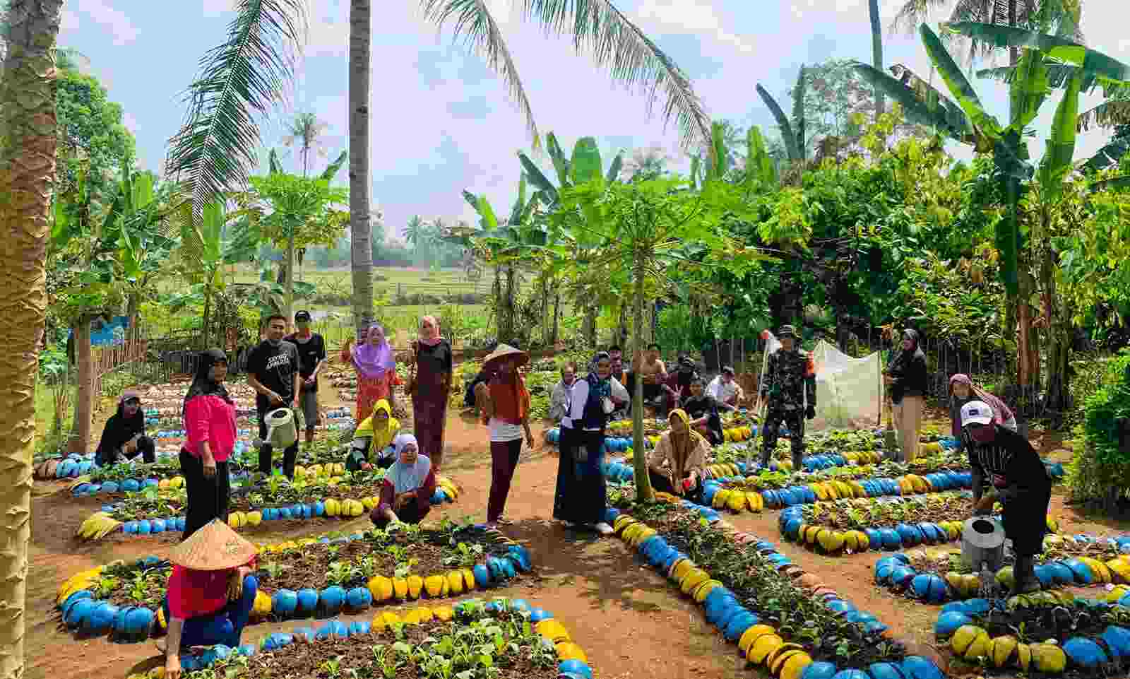 Dekat Dengan Ibu-ibu KWT, Evi Susina Beri Motivasi Kelompok Wanita Tani Desa Padang Ratu Dekat Dengan Ibu-ibu KWT, Evi Susina Beri Motivasi Kelompok Wanita Tani Desa Padang Ratu