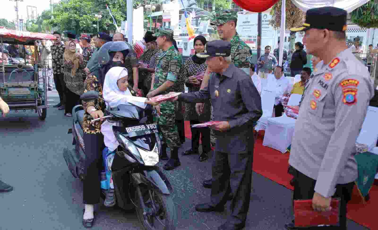 Wujudkan Indonesia Emas, Bupati dan Forkopimda Asahan Bagikan Bendera Merah Putih Wujudkan Indonesia Emas, Bupati dan Forkopimda Asahan Bagikan Bendera Merah Putih