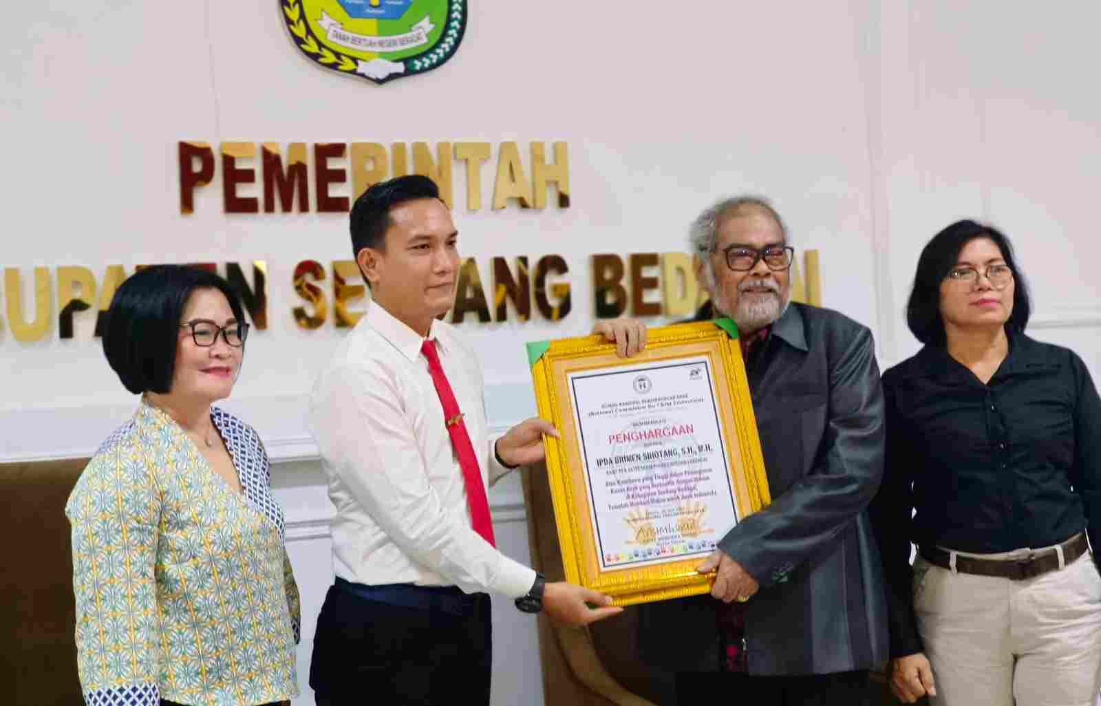 Arist Merdeka Berikan Penghargaan ke Satreskrim Unit PPA Polres Sergai di Hari HAN ke-39 Arist Merdeka Berikan Penghargaan ke Satreskrim Unit PPA Polres Sergai di Hari HAN ke-39