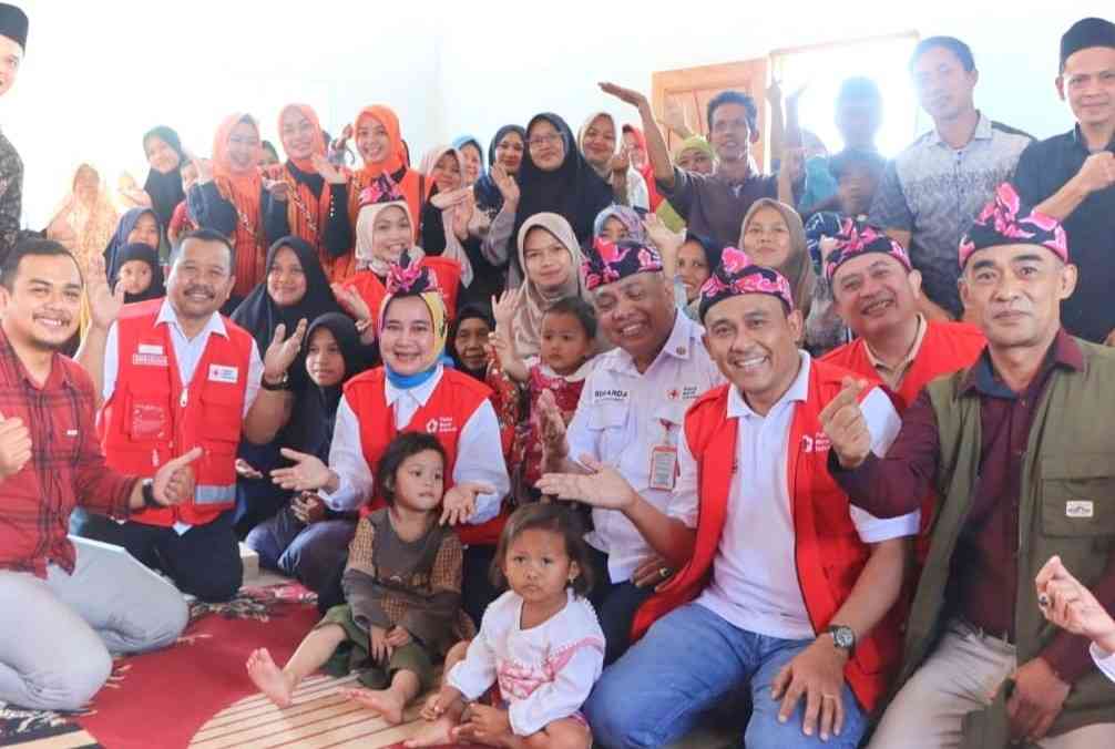 Ketua PMI Lampung Serahkan Bantuan Kepada Warga Masyarakat Korban Bencana Alam Ketua PMI Lampung Serahkan Bantuan Kepada Warga Masyarakat Korban Bencana Alam