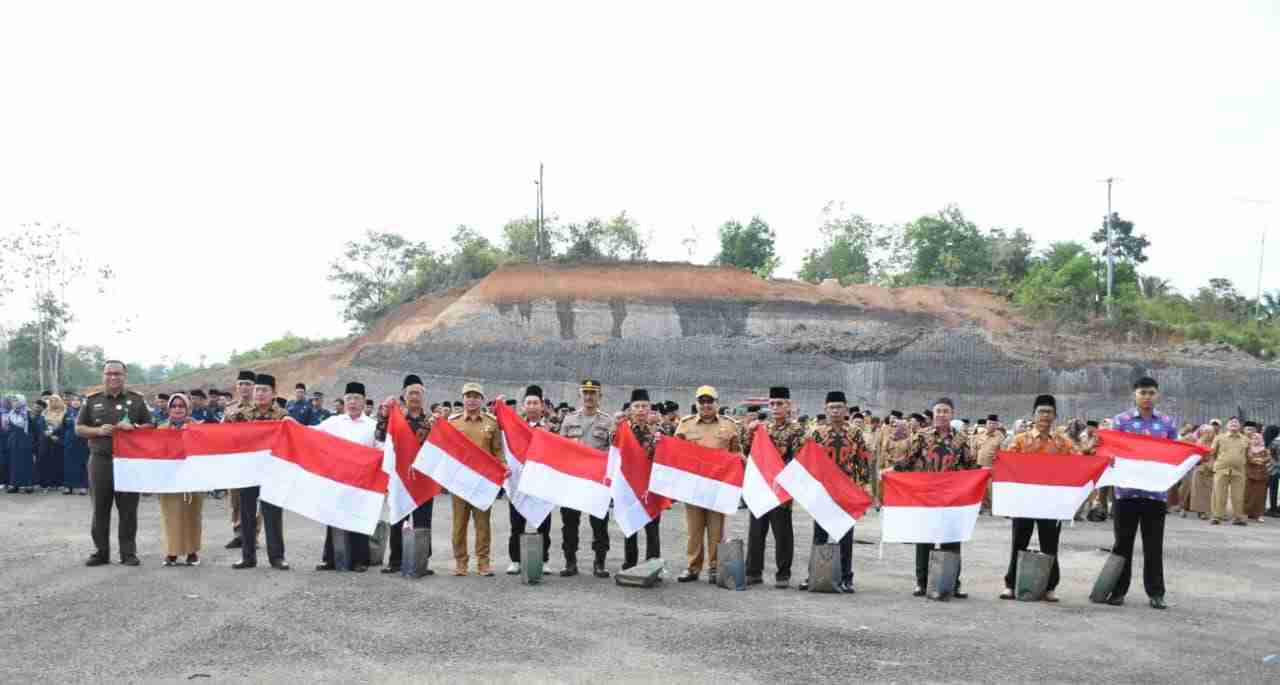 Pembagian 10 Juta Bendera Merah Putih Pembagian 10 Juta Bendera Merah Putih