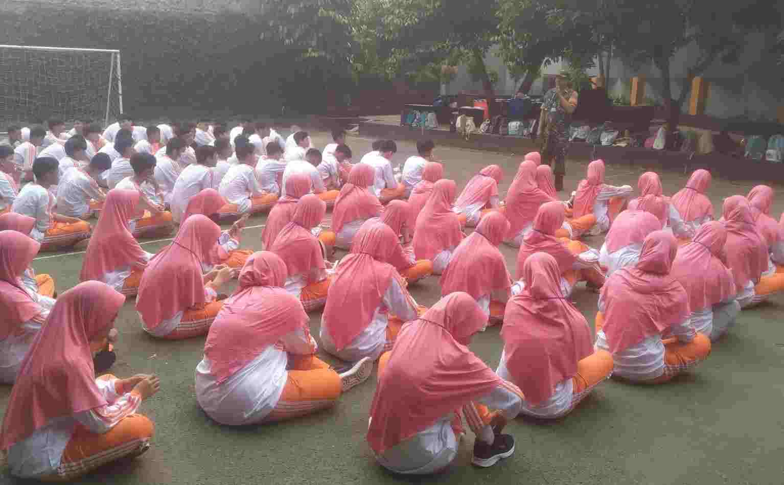 Tanamkan Sikap Disiplin, Babinsa Koramil Kedaton Latih Pelajar SMA Global Madani Tentang PBB Tanamkan Sikap Disiplin, Babinsa Koramil Kedaton Latih Pelajar SMA Global Madani Tentang PBB