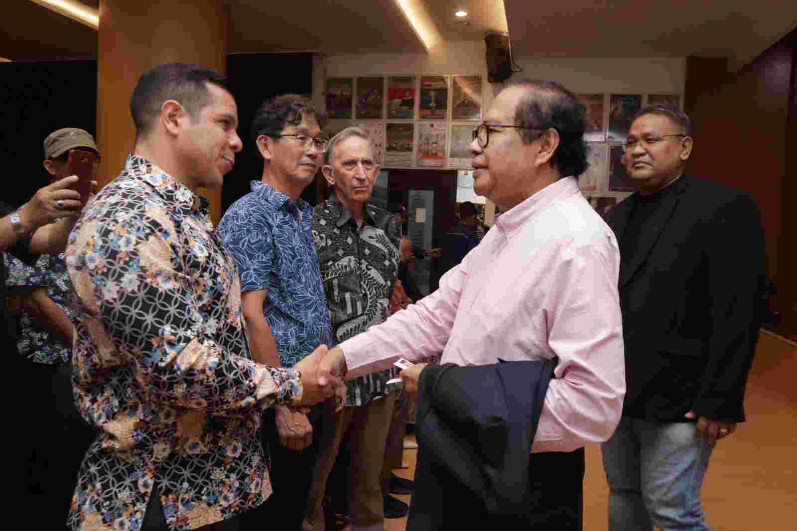 Sejumlah Duta Besar Hadiri Peluncuran Dua Buku Karya CEO RMOL Network Sejumlah Duta Besar Hadiri Peluncuran Dua Buku Karya CEO RMOL Network