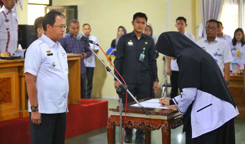 Pj. Bupati Melantik 55 orang Pegawai dengan Perjanjian Kerja Pendidikan Formasi 2022 Pj. Bupati Melantik 55 orang Pegawai dengan Perjanjian Kerja Pendidikan Formasi 2022