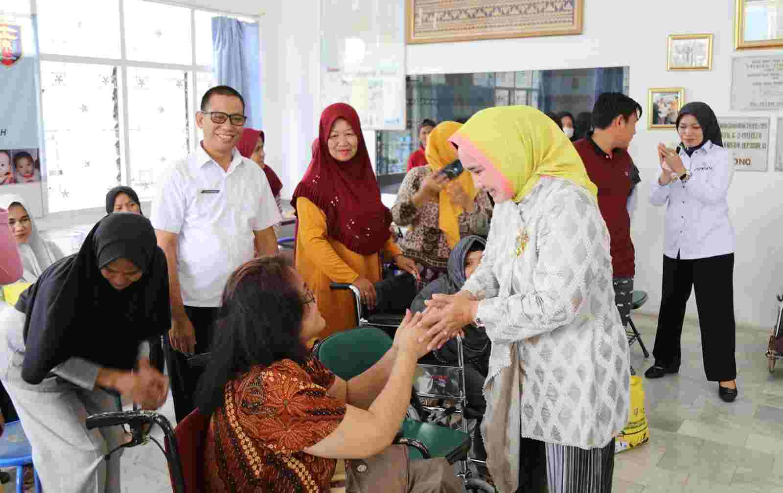 Ketum PKDL Ibu Riana Sari Serahkan Alat Bantu Kaki Palsu dan Kursi Roda kepada Penyandang Disabilitas Ketum PKDL Ibu Riana Sari Serahkan Alat Bantu Kaki Palsu dan Kursi Roda kepada Penyandang Disabilitas