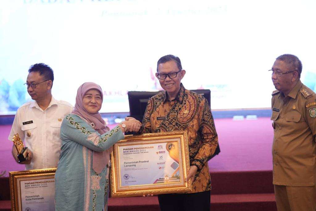 Diwakili Sekdaprov Fahrizal, Gubernur Lampung Menerima Penghargaan BKN Award 2023 Diwakili Sekdaprov Fahrizal, Gubernur Lampung Menerima Penghargaan BKN Award 2023