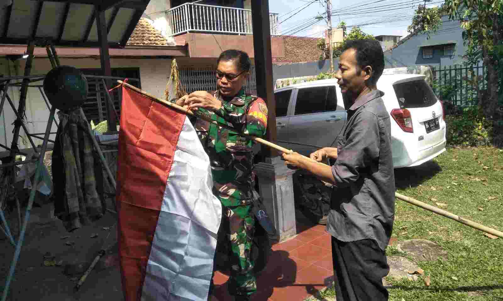 Jelang HUT RI ke-78, Babinsa Koramil 410-04/TKT Ajak Warga Kibarkan Bendera Merah Putih Jelang HUT RI ke-78, Babinsa Koramil 410-04/TKT Ajak Warga Kibarkan Bendera Merah Putih