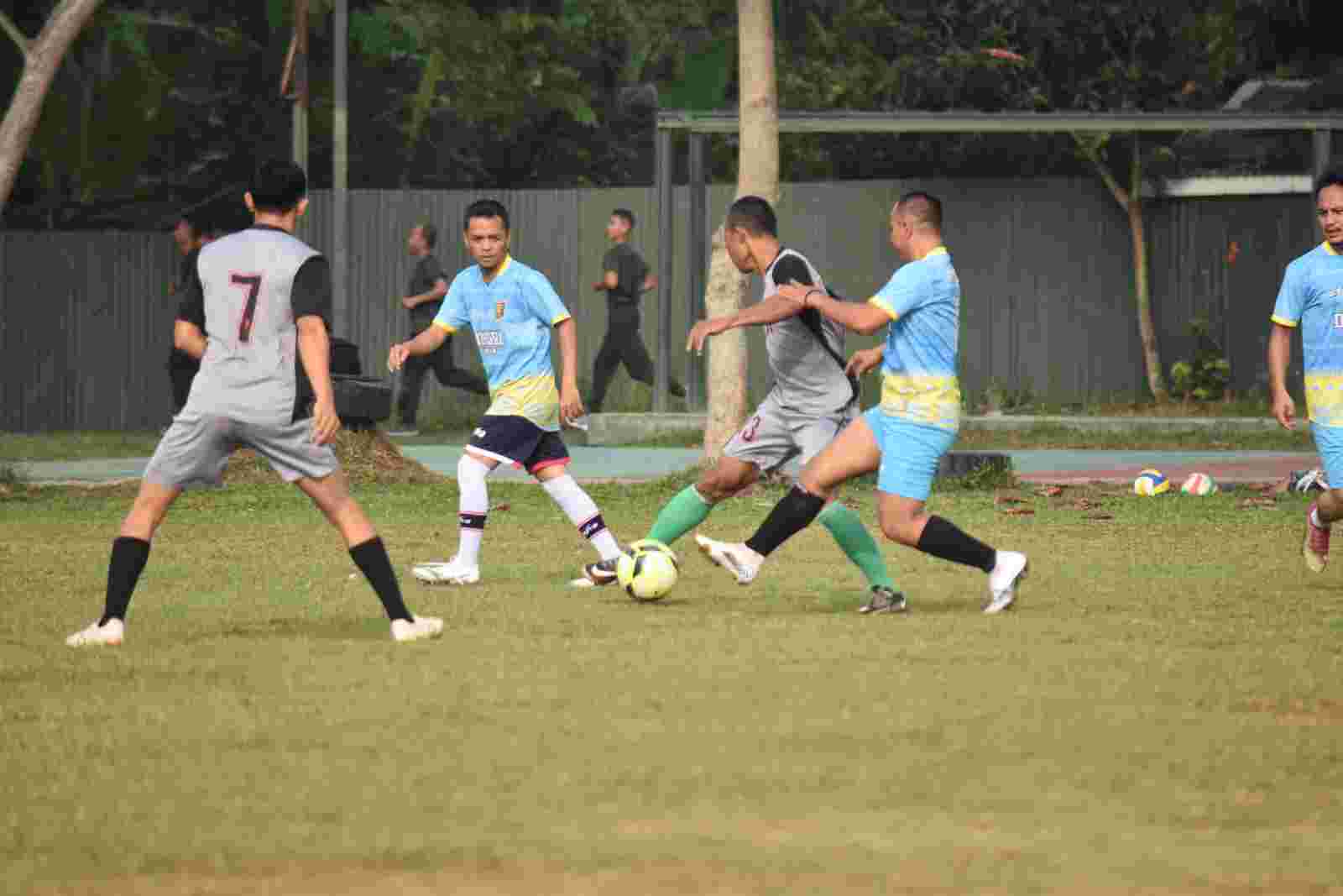 Melalui Sepak Bola Korem 043/Gatam Jalin Sinergitas Melalui Sepak Bola Korem 043/Gatam Jalin Sinergitas