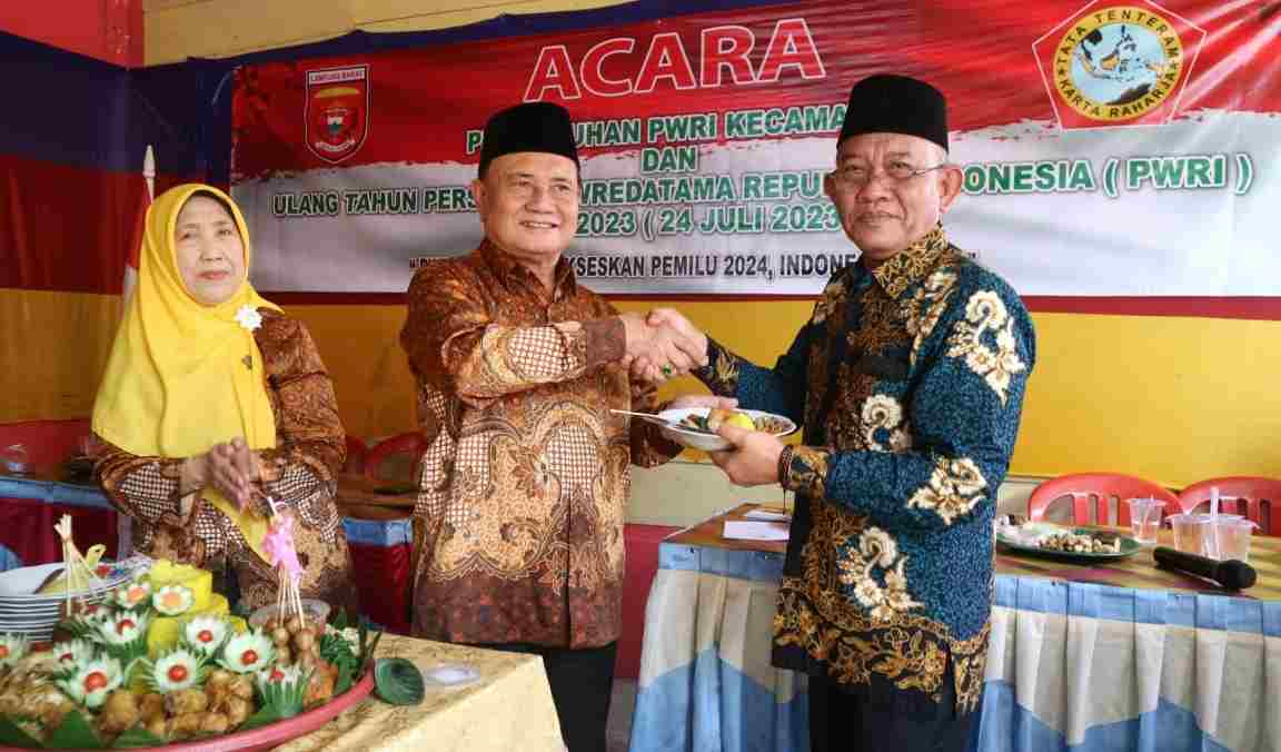 Ketua PWRI Mad Hasnurin Mengukuhkan Kepengurusan PWRI Ditingkat Kecamatan Ketua PWRI Mad Hasnurin Mengukuhkan Kepengurusan PWRI Ditingkat Kecamatan