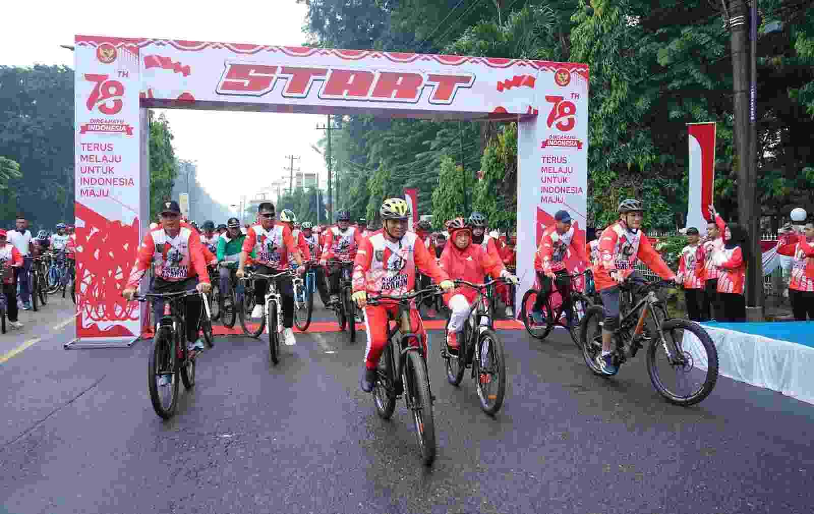 Sambut HUT RI ke-78, Bupati Surya Ikuti FUN BIKE Sambut HUT RI ke-78, Bupati Surya Ikuti FUN BIKE