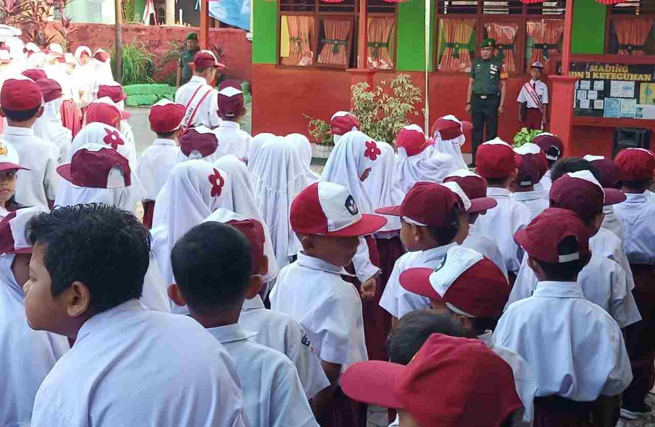 Babinsa Koramil 410-03/TBU Pimpin Upacara di SD Negeri 3 Keteguhan Babinsa Koramil 410-03/TBU Pimpin Upacara di SD Negeri 3 Keteguhan
