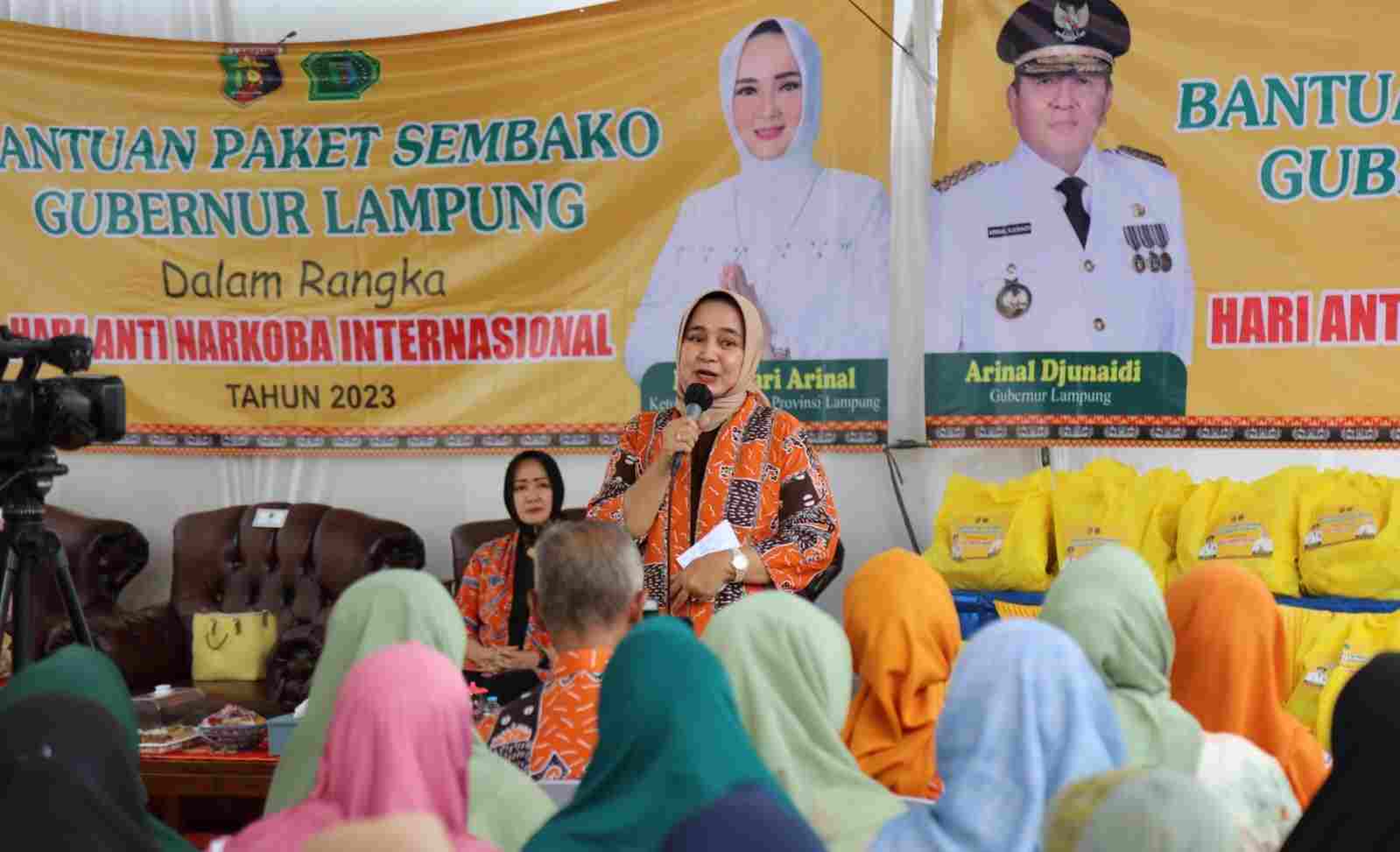 Memperingati HANI, Ketua LKKS Ibu Riana Sari Berikan Bantuan Paket Sembako kepada Warga Memperingati HANI, Ketua LKKS Ibu Riana Sari Berikan Bantuan Paket Sembako kepada Warga