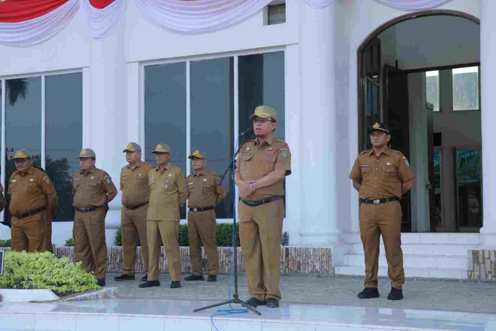 Pimpin Apel Gabungan Agustus 2023, Sekda John Hardi: OPD Benahi Kantor Jelang HUT RI ke-78 Pimpin Apel Gabungan Agustus 2023, Sekda John Hardi: OPD Benahi Kantor Jelang HUT RI ke-78