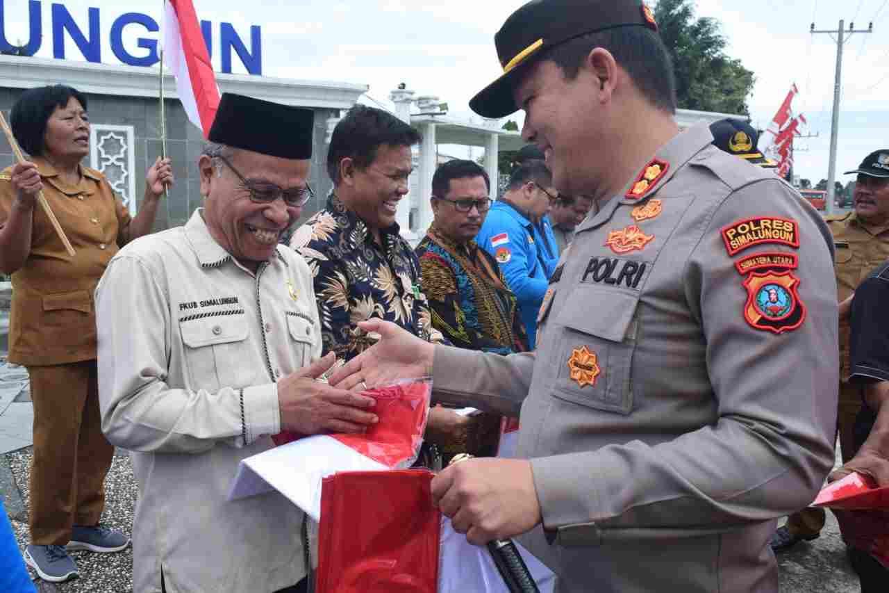 Gerakan 10 Juta Bendera, Kapolres Bersama Bakesbang Simalungun Sambut HUT RI ke-78 Gerakan 10 Juta Bendera, Kapolres Bersama Bakesbang Simalungun Sambut HUT RI ke-78