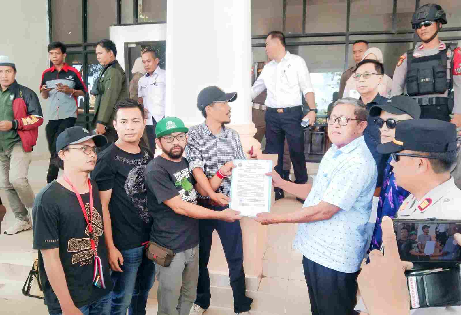 Warga Burai Bersama HIMPKA Sumsel Gelar Aksi di Kantor DPRD OI, Ini Harapannya Warga Burai Bersama HIMPKA Sumsel Gelar Aksi di Kantor DPRD OI, Ini Harapannya