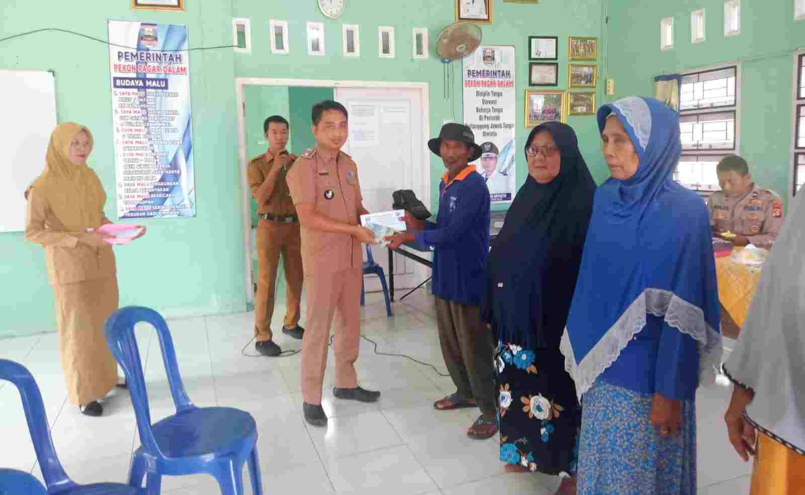 22 KPM Pekon Pagar Dalam Terima BLT-DD Tahap Dua 22 KPM Pekon Pagar Dalam Terima BLT-DD Tahap Dua