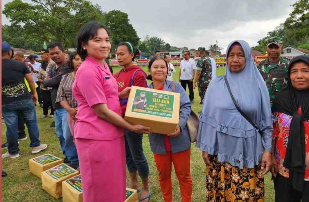 Ketua Bhayangkari Simalungun Bagikan Tali Asih Dalam Upacara Penutupan TMMD ke-117 Ketua Bhayangkari Simalungun Bagikan Tali Asih Dalam Upacara Penutupan TMMD ke-117