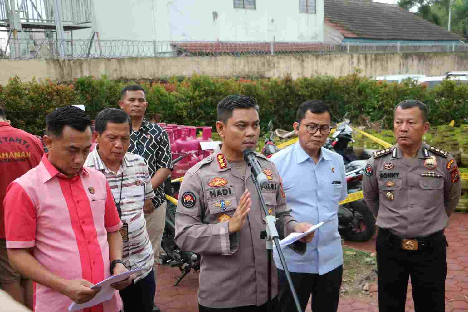 Lagi, Polda Sumut Bongkar Pangkalan Oplos LPG Bersubsidi, Tiga Pelaku Diamankan Lagi, Polda Sumut Bongkar Pangkalan Oplos LPG Bersubsidi, Tiga Pelaku Diamankan