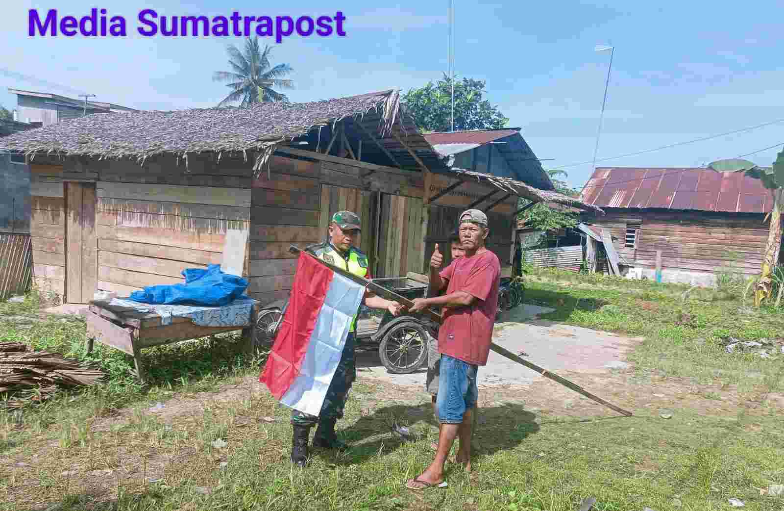 Serda Giman Anggota Koramil 02 Karang Baru Bantu Warga Pasang Bendera Merah Putih Serda Giman Anggota Koramil 02 Karang Baru Bantu Warga Pasang Bendera Merah Putih