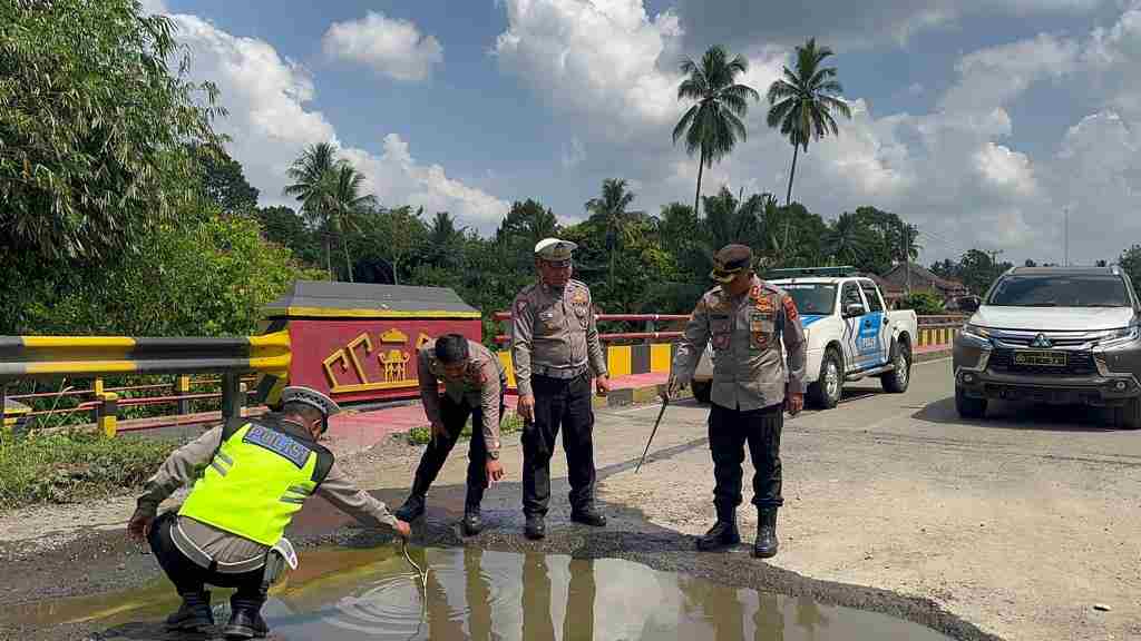 Jalan Berlubang di Jalinsum Way Kanan, Kapolres Himbau Pengendara Berhati-hati Saat Melintas Jalan Berlubang di Jalinsum Way Kanan, Kapolres Himbau Pengendara Berhati-hati Saat Melintas