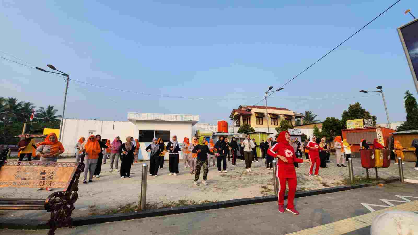 Senam Bersama di Dapil, Evi Susina Ajak Masyarakat Hidup Sehat, Bahagia dan Harmonis Senam Bersama di Dapil, Evi Susina Ajak Masyarakat Hidup Sehat, Bahagia dan Harmonis