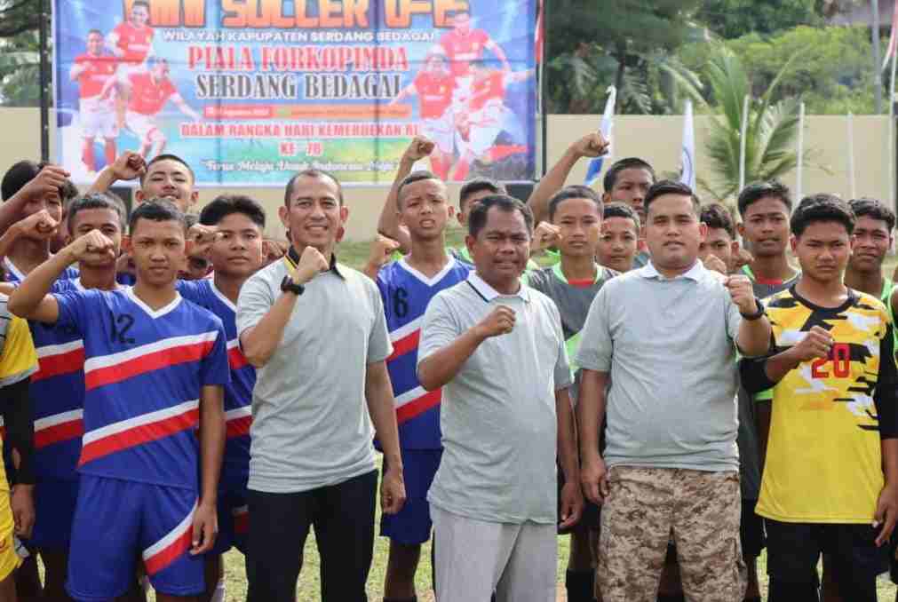 Forkompimda Sergai Buka Turnamen Mini Soccer U-15, Kapolres: Jaga Fisik Jauhi Narkoba Forkompimda Sergai Buka Turnamen Mini Soccer U-15, Kapolres: Jaga Fisik Jauhi Narkoba