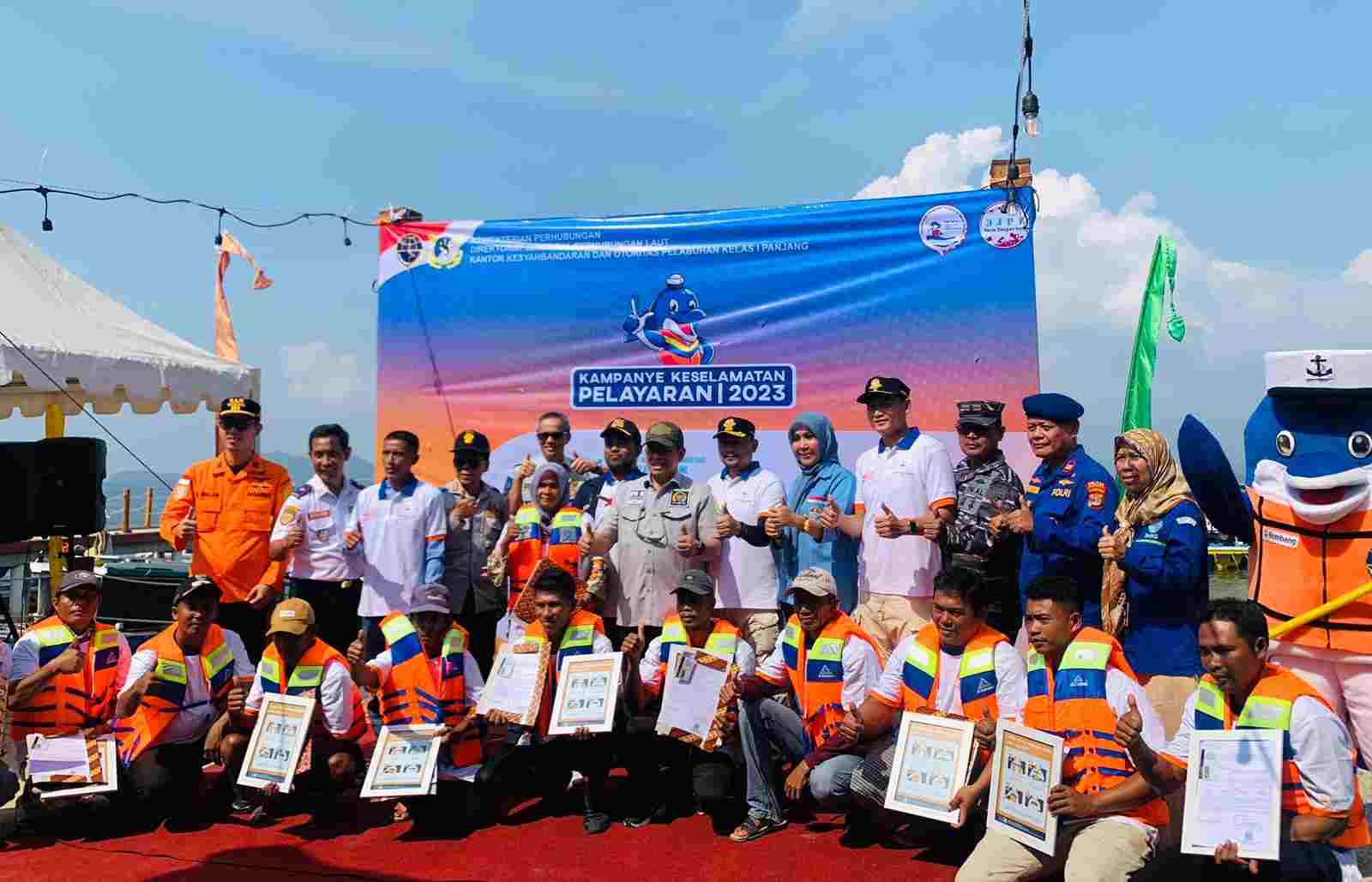 Dermaga KSOP Panjang Buka Gerai e-Pas Kecil dan Bagikan Life Jacket untuk Kapal Nelayan Dermaga KSOP Panjang Buka Gerai e-Pas Kecil dan Bagikan Life Jacket untuk Kapal Nelayan