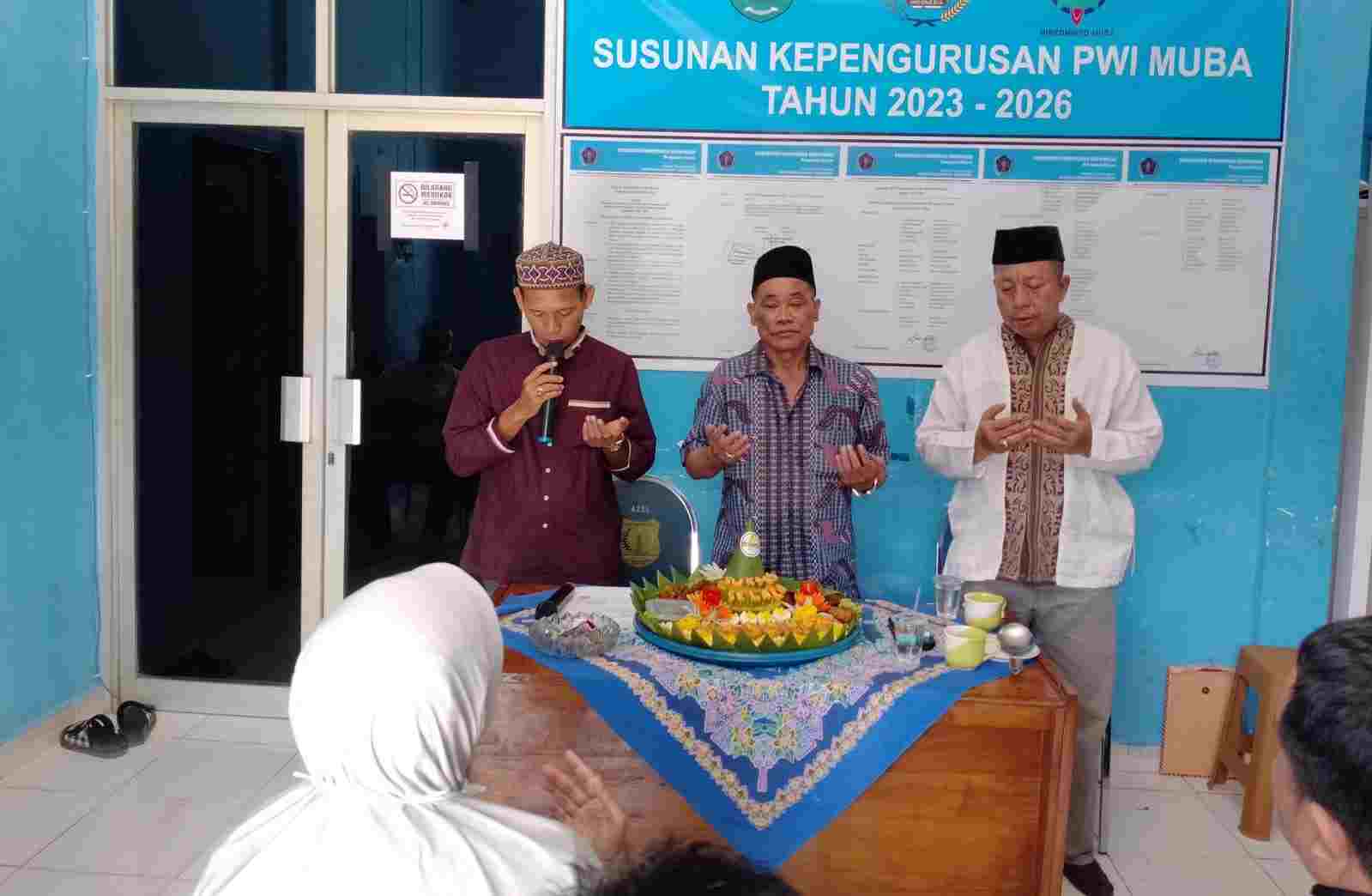 PWI Muba Gelar Acara Syukuran dan Potong Tumpeng PWI Muba Gelar Acara Syukuran dan Potong Tumpeng