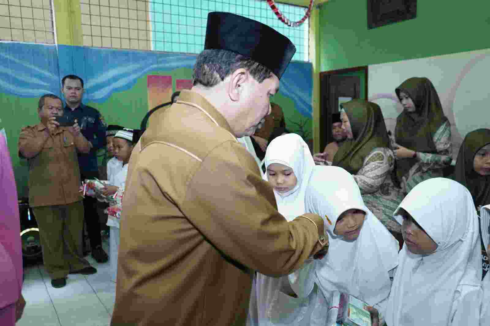 Pemkab Asahan Salurkan Bantuan Sembako Jelang HUT ke-78 RI Pemkab Asahan Salurkan Bantuan Sembako Jelang HUT ke-78 RI