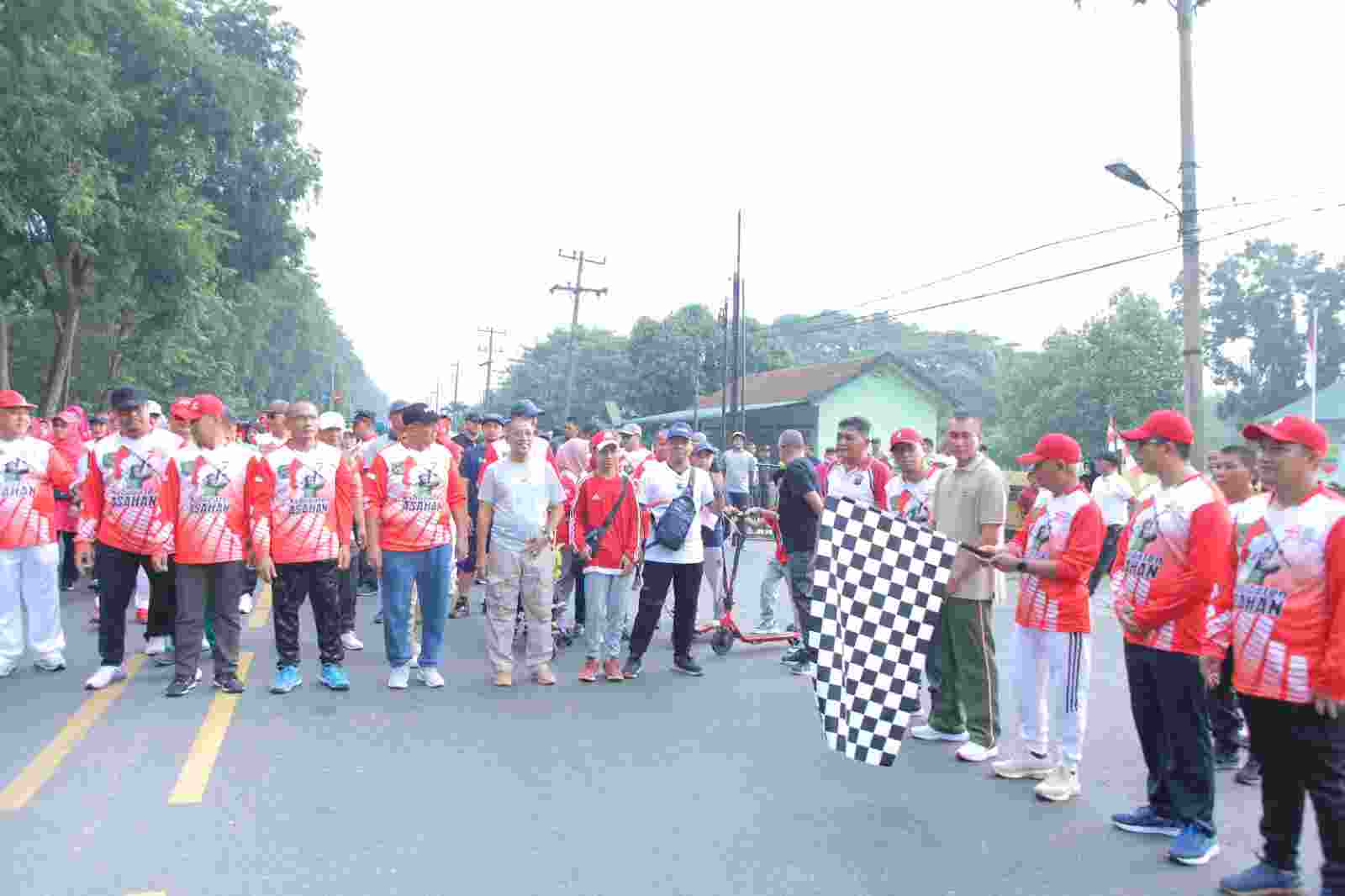 Bupati Surya Lepas Gerak Jalan Santai Bupati Surya Lepas Gerak Jalan Santai