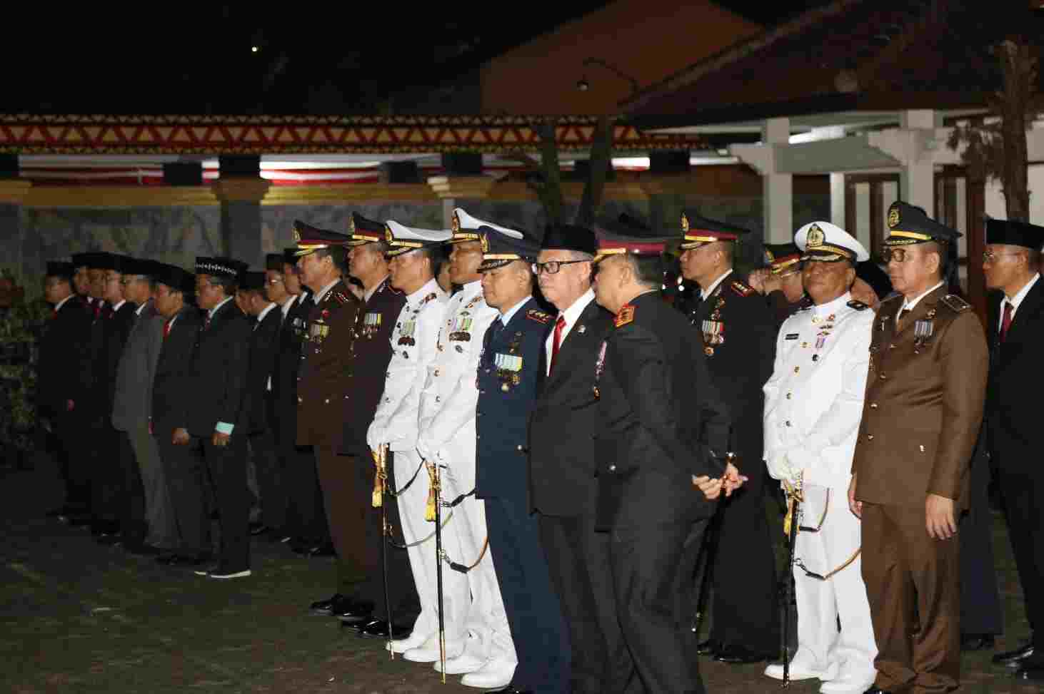 Pemprov Lampung Gelar Apel Kehormatan dan Renungan Suci Memperingati HUT RI ke-78 Pemprov Lampung Gelar Apel Kehormatan dan Renungan Suci Memperingati HUT RI ke-78