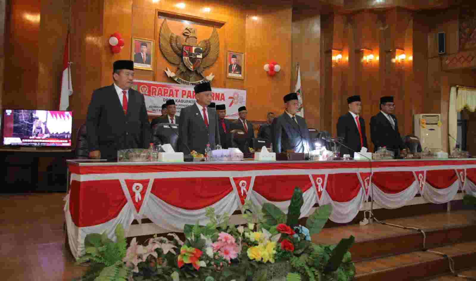 Bupati Surya Ikuti Rapat Paripurna DPRD Dengar Pidato Kenegaraan Presiden RI Bupati Surya Ikuti Rapat Paripurna DPRD Dengar Pidato Kenegaraan Presiden RI