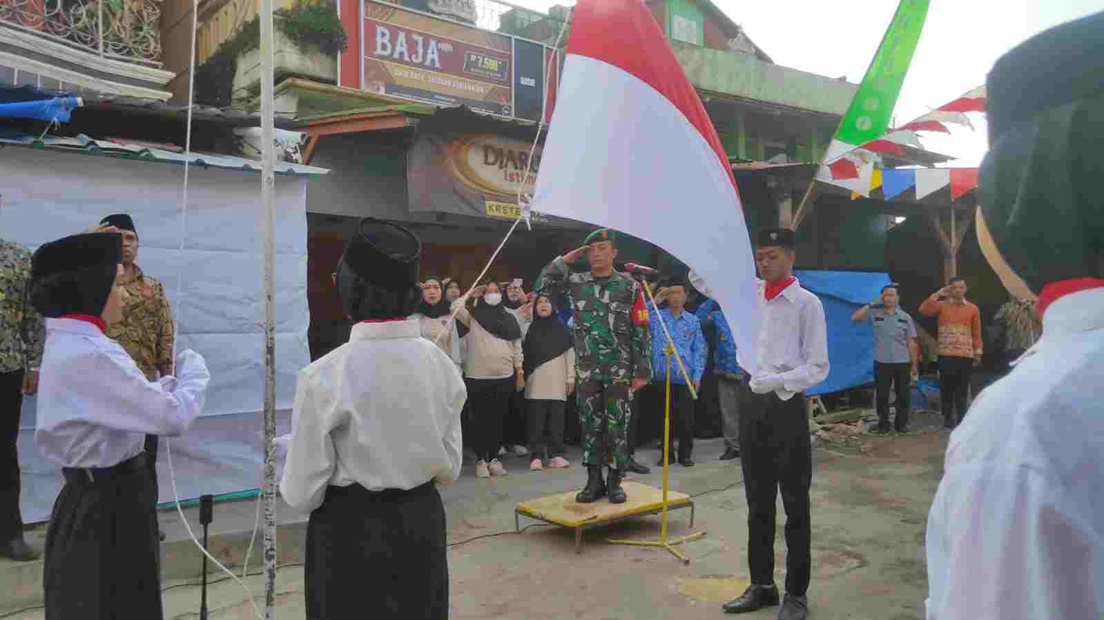 Peringati HUT RI ke-78, Babinsa Sertu Aris Susilo Pimpin Warga dan Nelayan Upacara Bendera Peringati HUT RI ke-78, Babinsa Sertu Aris Susilo Pimpin Warga dan Nelayan Upacara Bendera