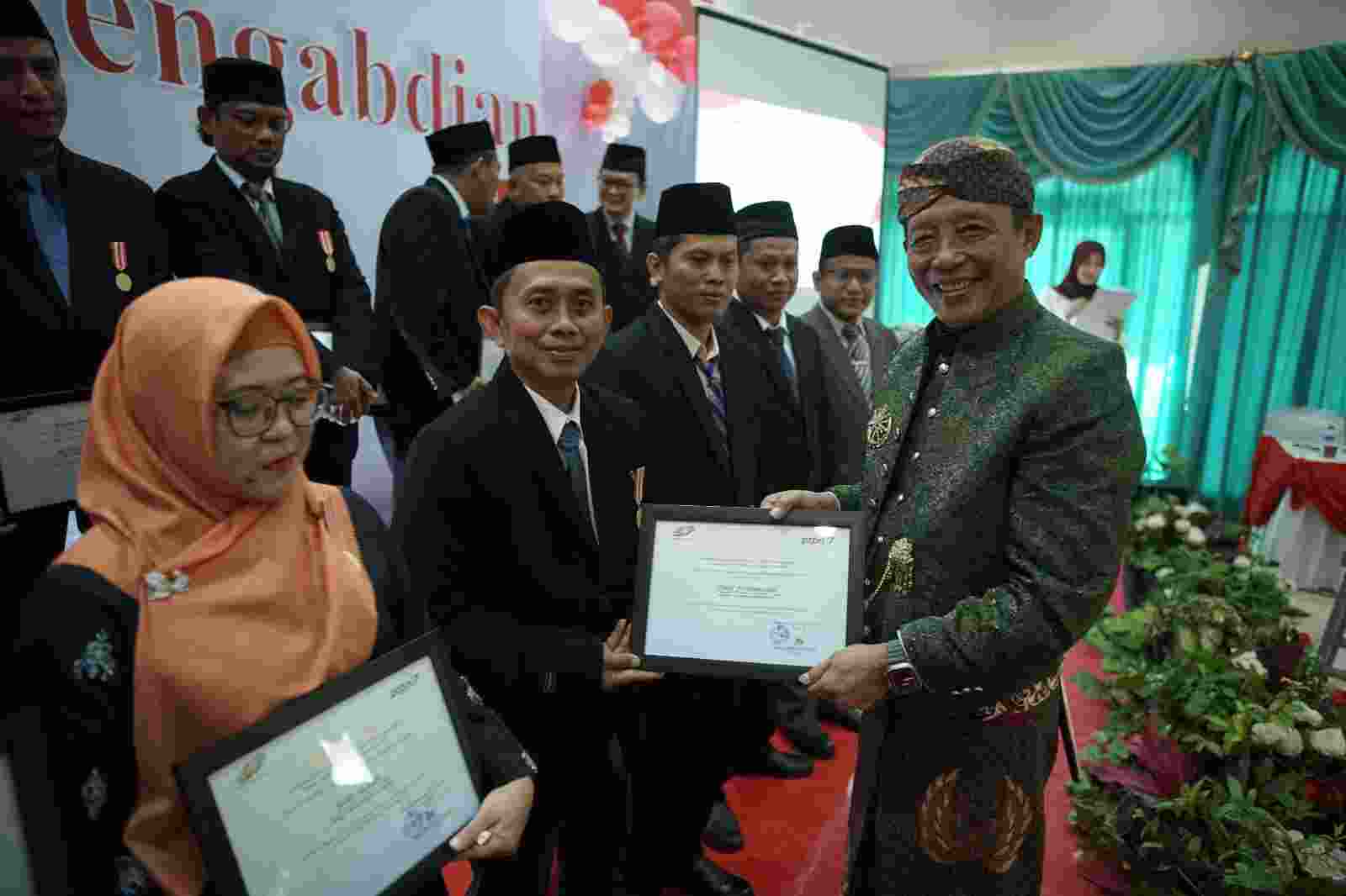 Peringati HUT RI ke-78, PTPN VII Beri Penghargaan Kepada Karyawan Peringati HUT RI ke-78, PTPN VII Beri Penghargaan Kepada Karyawan