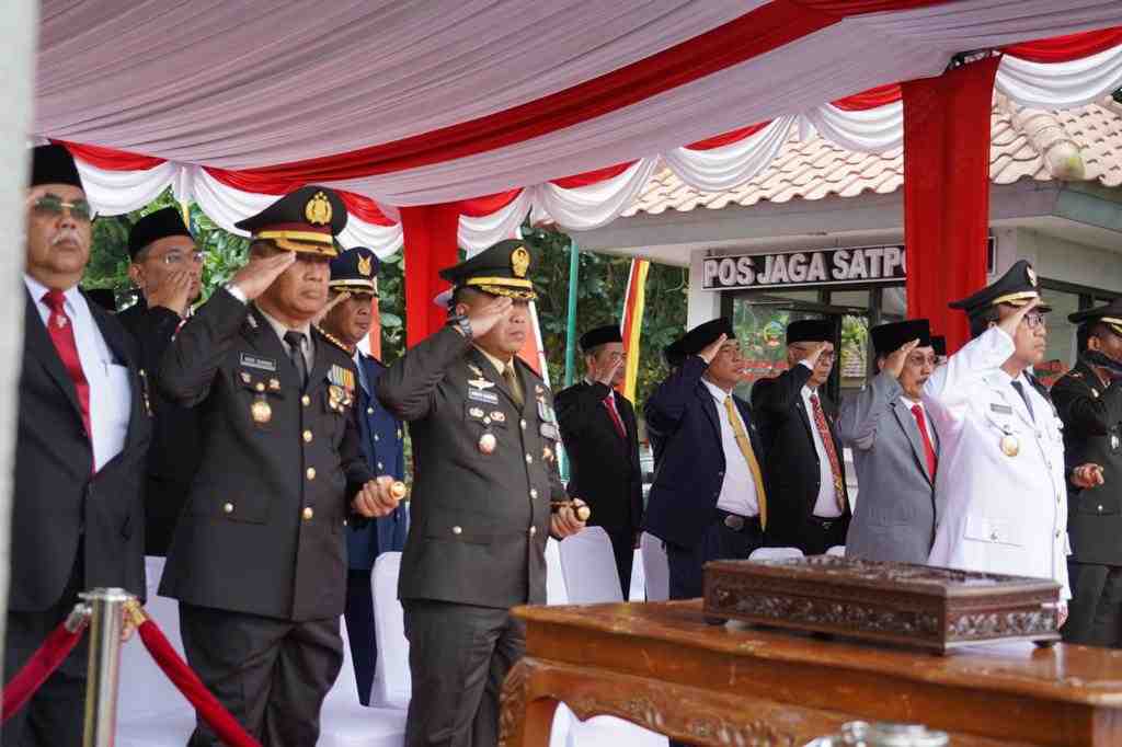 Danrem 071/Wijayakusuma Ikuti Upacara Memperingati Hari Proklamasi Kemerdekaan RI Danrem 071/Wijayakusuma Ikuti Upacara Memperingati Hari Proklamasi Kemerdekaan RI